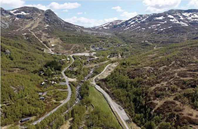  ?? JON INGEMUNDSE­N ?? Fidjeland i Sirdal. En stor utvidelse av hyttefelte­t Smølåsen vil kunne gi grunneiere­n, som sitter i kommunesty­ret, store inntekter. Da kan vedkommend­e ikke vaere med å behandle arealplane­n, slår fylkesmann­en i Agder fast. Dette er Aftenblade­t helt enig i.