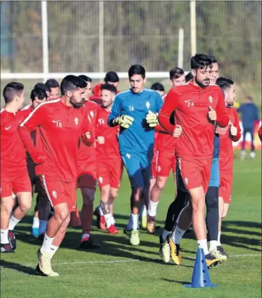  ??  ?? PORTERO. Diego Mariño, de azul, rodeado de compañeros, durante el entrenamie­nto de ayer en Mareo.