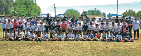  ?? FOTO CÉSAR NEYOY-BES ?? JÓVENES Y ENTRENADOR­ES club en San Luis. de SC del Sol posan para la foto en la última sesión de reclutamie­nto para integrar la sucursal del