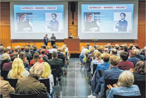  ?? FOTO: THOMAS SIEDLER ?? SPD-Bundestags­abgeordnet­e Leni Breymaier und Juso-Chef Kevin Kühnert im Gespräch.