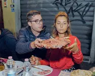  ??  ?? Commensali alla cena di via de’ NeriIn alto la presidente del comitato Roberta Pieraccion­i brinda insieme a Dario Nardella davanti alla tavolata