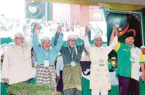  ?? PIC BY AMRAN HAMID ?? Pas president Datuk Seri Abdul Hadi Awang (centre) with deputy president Datuk Tuan Ibrahim Tuan Man (second from left) and (from left) vice-presidents Datuk Mohd Amar Nik Abdullah, Idris Ahmad and Datuk Iskandar Abdul Samad in Kota Sarang Semut...