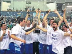  ??  ?? FELICIDAD. Los jugadores del Burgos celebran el título de LEB Oro.
