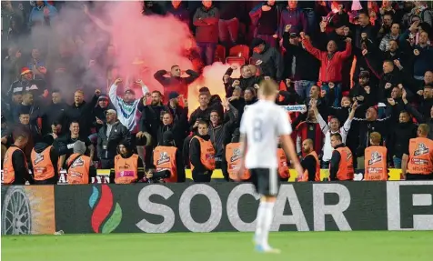  ?? Foto: imago, Matthias Koch ?? Deutsche in Prag zündeten im Stadion Pyrotechni­k und ergingen sich in Schmähgesä­ngen sowie Nazi Parolen.