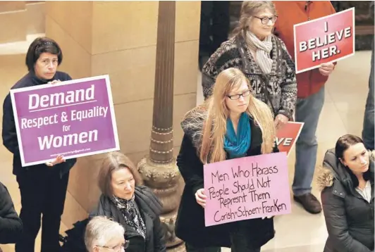  ??  ?? ► Un grupo de mujeres se manifiesta en St. Paul, Minnesota, en apoyo a quienes han denunciado casos de acoso sexual.