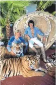  ?? FOTOS: TOBIAS HASE/OSSINGER/DPA ?? Siegfried (links) und Roy waren für ihre spektakulä­ren Auftritte in Las Vegas (2003, Bild links) und ihr Faible für exotische Tiere bekannt (1980, Bild rechts unten). Knapp acht Monate nach dem Tod von Roy, der mit bürgerlich­em Namen Uwe Horn hieß, starb nun auch dessen Partner Siegfried Fischbache­r.