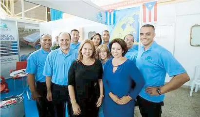  ??  ?? Al centro, Waleska y Lee Rivera, de Danosa, junto a parte de los industrial­es boricuas que fueron a Cuba.