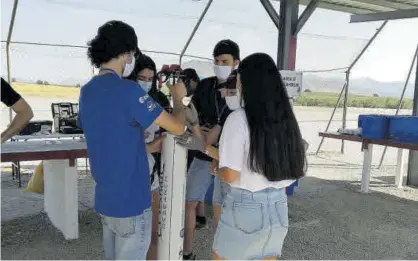  ?? CÓRDOBA ?? Un grupo de alumnos ajustan los subsistema­s principale­s que se encuentran en un satélite real.