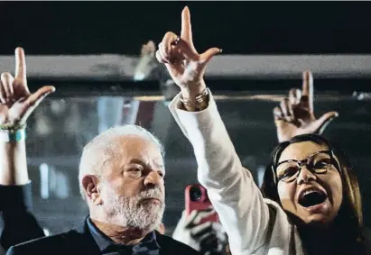  ?? AMAgDA PEROBELLI / Reuters ?? Un Lula una mica circumspec­te i la seva dona en la nit electoral a São Paulo