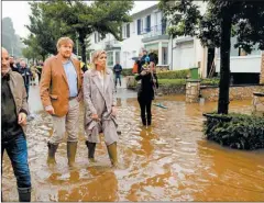  ??  ?? DESASTRE. Máxima y Guillermo visitaron un pueblo que sufrió graves pérdidas por las inundacion­es.
