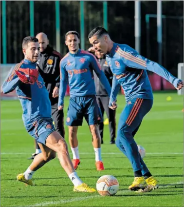  ?? ?? Cristiano Ronaldo, durante un ejercicio, junto a Diogo Dalot y Antony, ayer en el entrenamie­nto.