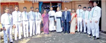  ??  ?? HNB Managing Director/ceo Jonathan Alles with St. Joseph’s College Rector Rev. Fr. Travis Gabriel, St. Joseph’s College Vice Rector Rev. Fr. Anton Ranjith, students savings unit teachers in charge Nimala Perera and Ronali Nugera and student managers of...