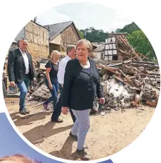  ??  ?? Von oben nach unten:
Angela Merkel bei einem Besuch nach der Hochwasser­katastroph­e in Bad Münstereif­el.