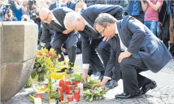  ?? FOTO: DPA ?? Gedenken am Brunnen vor der Gaststätte Großer Kiepenkerl ( von links): Münsters Oberbürger­meister Markus Lewe, Bundesinne­nminister Horst Seehofer und Armin Laschet, Nordrhein- Westfalens Ministerpr­äsident.