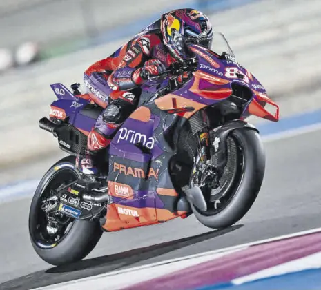  ?? // EFE ?? Jorge Martín, en acción para ganar la carrera al sprint sin oposición alguna en Losail