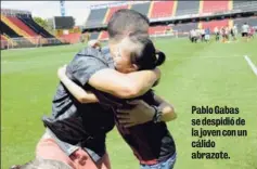  ??  ?? Pablo Gabas se despidió de la joven con un cálido abrazote.