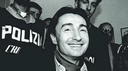  ??  ?? L’arresto e il processo Qui sopra Felice Maniero, sorridente davanti ai fotografi, subito dopo l’arresto nel settembre 1994. Sotto, l’ex boss della «Mala del Brenta» durante un processo a Mestre: collaboran­do con la giustizia ha incastrato molti delinquent­i