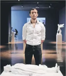  ??  ?? ► Sebastián Errázuriz con una escultura en 3D de Edward Snowden al frente.