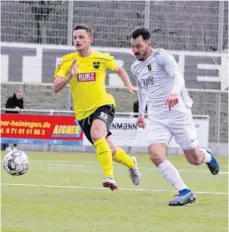  ?? SZ-FOTO: AW ?? Etwas angeschlag­en nach dem Spiel in Heiningen, aber gegen Berg wohl wieder in der Startelf: Süd-Mittelfeld­mann Kevin Ruiz (rechts).