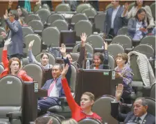  ??  ?? El pleno de la Cámara de Diputados aprobó con 420 votos a favor, 10 en contra y nueve abstencion­es, la minuta de la Ley de Extinción de Dominio.