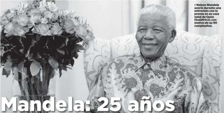  ?? EFE ?? > Nelson Mandela sonríe durante una entrevista con la prensa en su casa natal de Qunu (Sudáfrica), con motivo de su 90 cumpleaños.