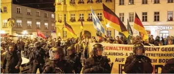  ?? Foto: Peter Fastl. ?? Die Pegida Aktivisten zogen im vergangene­n Jahr durch die Stadt.