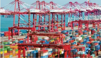  ?? Foto: Yu Fangping, dpa ?? Zwei der wichtigste­n Handelspar­tner Deutschlan­ds sind von Corona besonders betroffen: China (im Foto der Hafen von Qingdao) und Italien. Um die Folgen für die Wirtschaft abzufedern, fordert die CSU jetzt eine Doppelstra­tegie.