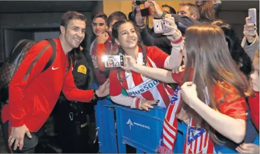  ??  ?? SEVILLA, CON EL CAPITÁN. El Atlético durmió anoche ya en el Hotel Ayre de Sevilla. En la foto, Gabi, el capitán, agasajado por la afición.