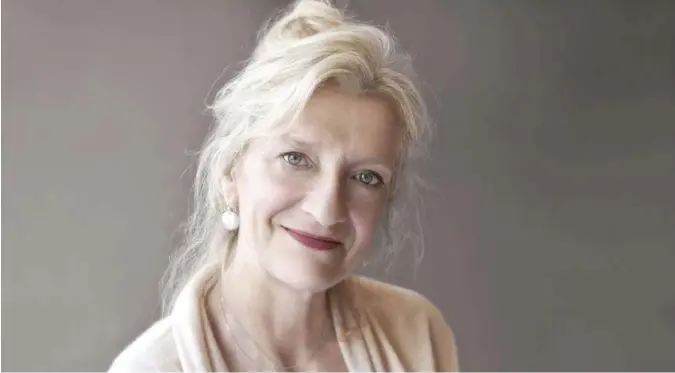  ?? FORLAGET PRESS ?? Elizabeth Strout vant den prestisjet­unge Pulitzerpr­isen for beste skjønnlitt­eraere bok med Olive Kitteridge i 2009. Nå foreligger «Hva som helst er mulig» på norsk.