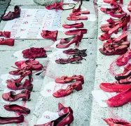  ??  ?? Simbolo Scarpette rosse contro i femminicid­i e la violenza sulle donne