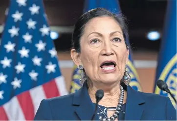  ??  ?? La representa­nte Deb Haaland, demócrata por Nuevo México, copresiden­ta del Caucus de nativos americanos