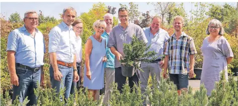  ?? RP-FOTO: RUTH KLAPPROTH ?? Bernd Hallen (5.v.l.) und Ehefrau Margot Wild-Hallen (re.) führten den Bundestags­abgeordnet­en Wilfried Oellers (2.v.l.) und weitere Gästen aus Gartenbau und Politik durch den Betrieb.