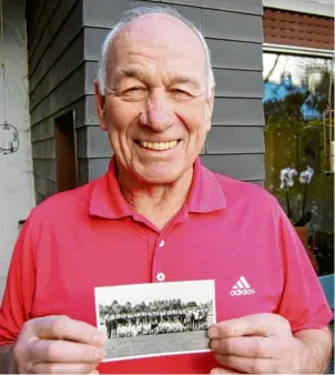  ?? Foto: Reinhard Köchl ?? Schöne Erinnerung: Walter Egen hat das Mannschaft­sfoto aus dem Jahr 1967 aufbewahrt.