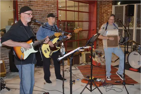  ?? (Special to The Commercial/Richard Ledbetter) ?? Live@5 hosted Billy Jeter and his band for a Friday performanc­e. The band members are lead guitarist Perry Israel (from left), bassist Wightman Harris and Jeter on washboard and vocals.