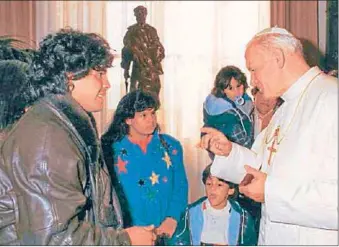  ??  ?? DIOS ENTRÓ EN LA HABANA. Su relación con Juan Pablo II terminó mal, a los insultos, muchos año después de visitarlo en la Santa Sede con su madre, su hija Dalma y su entonces esposa, Claudia Villafañe. A Fidel Castro lo adoptó como un segundo padre, según el propio Diego dijo.