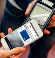  ??  ?? Bargeldlos Mit der „Vodafone Wallet“(unten im Bild) und der Android-Bezahl-App Boon (rechts im Bild) muss man an der Kasse nicht mehr nach Scheinen und Münzen kramen.