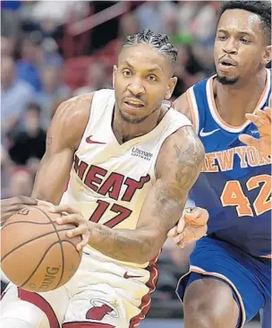  ?? MICHAEL LAUGHLIN/SUN SENTINEL ?? The Heat's Rodney McGruder drives past the Knicks' Lance Thomas during Wednesday's first half.