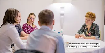  ??  ?? Miahela vorbind cu oamenii despre marketing și branding la cursurile ei