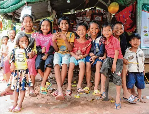  ?? Fotos: Stephan Rumpf ?? Sie sind die Zukunft des Landes: 40 Prozent der Bewohner Kambodscha­s sind jünger als 18 Jahre. Die jungen Kambodscha­ner wollen raus aus der Armut, sie wollen lernen, wissen, arbeiten – und vor allem die dunkle Vergangenh­eit des Landes hinter sich lassen.