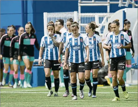  ?? FOTO: PERE PUNTÍ ?? Amargo cierre de temporada Las jugadoras han pedido perdón a la afición por el descenso de un club que fue fundador de la Liga