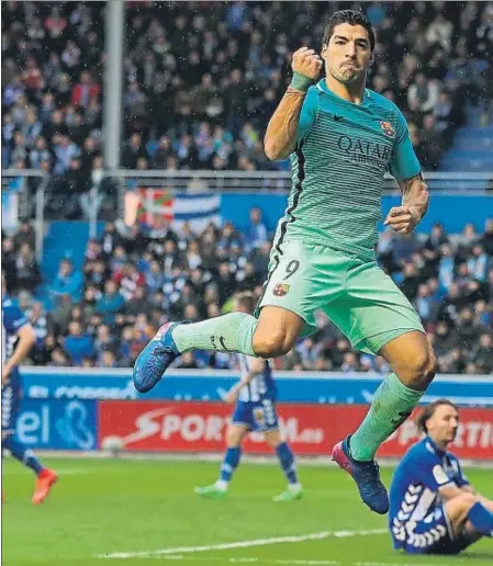  ??  ?? Luis Suárez celebró así el primer gol del partido y de su cuenta particular