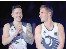  ?? FOTO: MURAT/DPA ?? Die Laune bei den Turnern Marcel Nguyen (links) und Andreas Bretschnei­der ist gut – zumindest was den Teamwettka­mpf angeht.