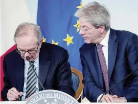  ?? Ansa ?? Pallottoli­eri Il ministro dell’Economia Pier Carlo Padoan e il premier Paolo Gentiloni presentano il Def