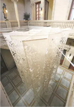  ??  ?? Manuel Ameztoy. El artista realizó esta obra de sitio específico con 300 metros de papel tissue calado, suspendida en el espacio del hall central.