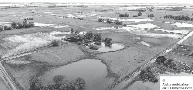  ?? GENTILEZA DE RADIO MAXIMA BONIFACIO ?? La zona rural que rodea a Bonifacio, al norte de Alsina, sigue complicada. Las napas continúan muy altas, pese a que la laguna bajó casi 50 centímetro­s.