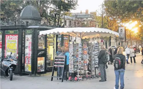  ?? FOTO: IMAGO ?? Die klassische­n Zeitungski­oske mit ihren grünen Dächern und schmiedeei­sernen Elementen prägen das typische Pariser Stadtbild.