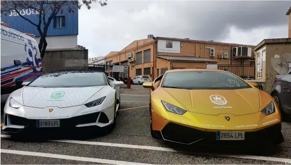  ?? Bild: DW ?? Lamborghin­is mit Firmenlogo sollten Anleger vom Erfolg von JuicyField­s überzeugen