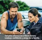  ??  ?? Tori pide informació­n a Oscar (Jeremy Lindsay), confidente y amigo de la familia.