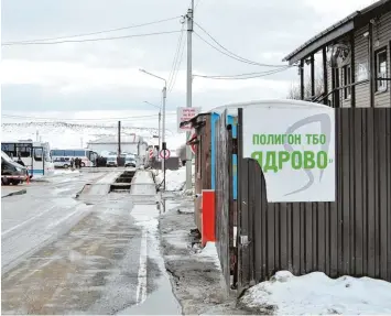  ?? Fotos: Inna Hartwich ?? So hoch wie ein zehnstöcki­ges Haus und von der Spezial Polizeiein­heit Omon bewacht: das „Polygon Jadrowo“, das den Menschen in Wolokolams­k die Luft zum Atmen nimmt.