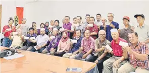  ??  ?? SOKONG: Rosey (duduk, enam kanan) bergambar kenangan bersama penerima geran majlis makan tahun.